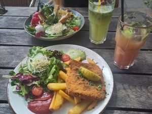 Unten Schnitzel, oben Gartenbowl mit hausgemachten Limos. at Max Pett in Munich
