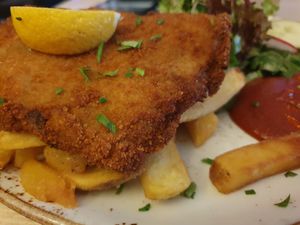 Schnitzelteller Pommes, Salat und Saucen waren toll. Schnitzel etwas trocken. at Max Pett in Munich