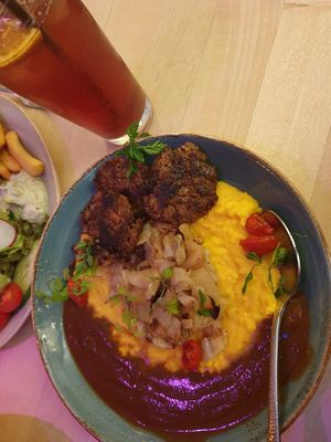 Pflanzerl mit Zwetschgensoße at Max Pett in Munich