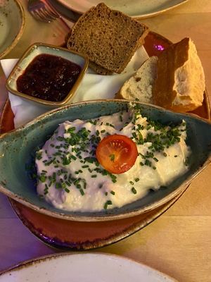 Cashew-Ofenkäse  at Max Pett in Munich