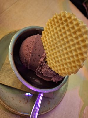 Blueberry ice-cream at Max Pett in Munich