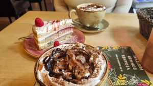 Hot Chocolate with whipped cream (6,00€) and cocos-rasbarry-cake (5,50€) at Max Pett in Munich