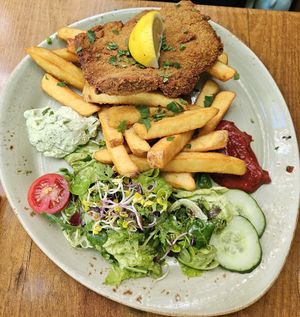 Schnitzel and summer salad at Max Pett in Munich