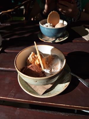 Snickerseis , Schokoeis , Kokoseis (alles selbstgemacht) at Max Pett in Munich