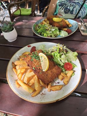 Veganes Sojaschnitzel mit Pommes at Max Pett in Munich