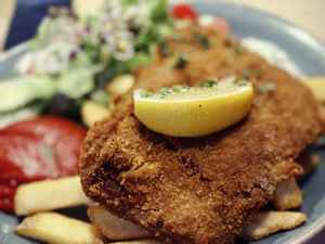 Schnitzel mit Pommes und Dattelketchup  at Max Pett in Munich