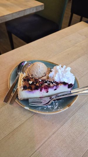 Blueberry cheesecake at Max Pett in Munich