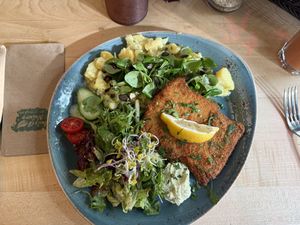 Soja-Schnitzel mit Kartoffelsalat  at Max Pett in Munich