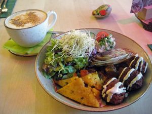 Mediterranean Bowl + Chai Latte at Max Pett in Munich