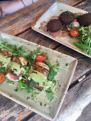Vegane Auberginen-Röllchen & Falafel at Max Pett in Munich