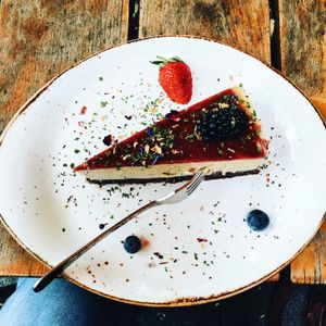 vegan cheese cake with berries at Max Pett in Munich