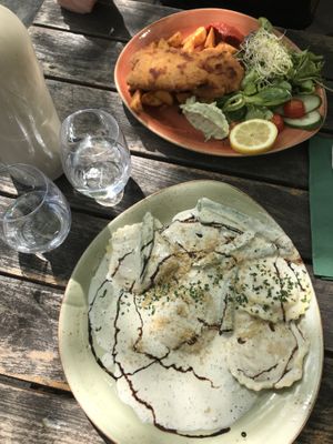 Top: vegan schnitzel with salad
Bottom: ravioli with lentil/potato stuffing in a delicious cream sauce at Max Pett in Munich
