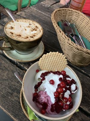 Ice cream and chai latte at Max Pett in Munich