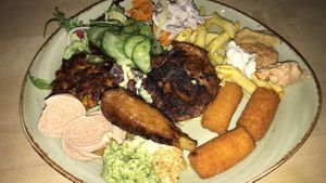 Ein Teller vom Buffet des Sommerfestes, das einmal jährlich stattfindet. 🥰 at Max Pett in Munich