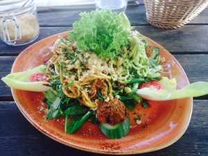 Zucchinispaghetti mit walnussparmesan at Max Pett in Munich