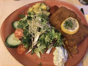 Leckeres „Wiener Schnitzel" at Max Pett in Munich