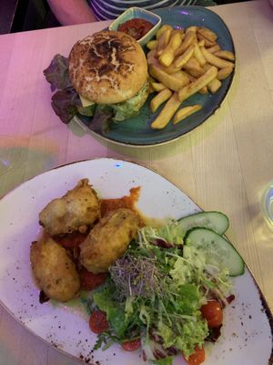 Beyond Burger und das Zucchini Gericht mit Linsen und Tofu - sehr sehr lecker!  at Max Pett in Munich