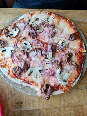 Vegan pizza with beyond meat at Mary's Place Dinner in Dos Hermanas