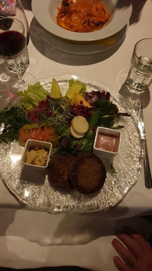 Gemüseburger mit Hummus und Salat at Sabor in Schlieren