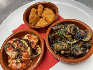 Selection of small plates: chilli ch*ese bites, garlic and chilli shr*mp, garlic mushrooms #Veganuary at The Queen Inn in Cwmbran