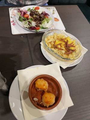 Crispy chilli b**f, Mac ‘n’ cheeze, battered tofu. #Veganuary at The Queen Inn in Cwmbran