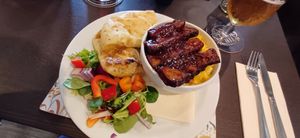 Mac n cheese with ribs and garlic bread at The Queen Inn in Cwmbran