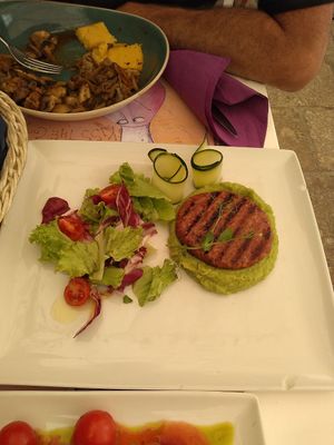 The burger on mashed peas at Tinel in Zadar