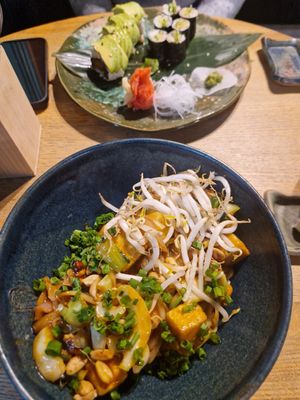 Pad Thai tofu and sushi at Enoki in Gdynia