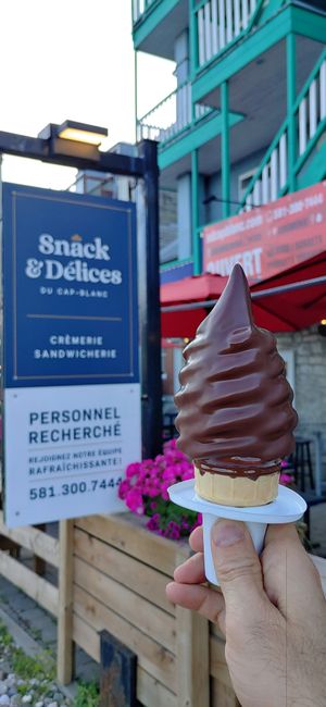 Meilleur enrobage chocolat en ville! at Snack & Délices du Cap-Blanc in Quebec