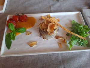 Tortino di radicchio, funghi e crema di sesamo at L'M Ristopizza in San Pantaleo