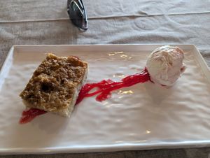 Apple cake with ice cream at L'M Ristopizza in San Pantaleo