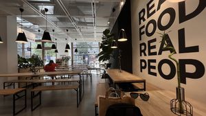 Nice seating area insidee  at Stadtsalat in Berlin