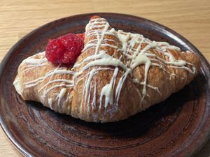 Veganes Himbeer Croissant 🥐   at Lula in Berlin