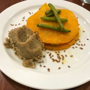 Milhojas de calabaza con verduras y paté de olivas at Es Ginebro in Mallorca
