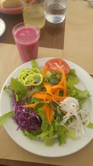 plain salad as first dish at Es Ginebro in Mallorca