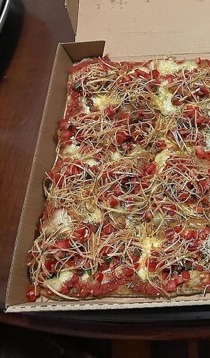 Pizza brushetta con queso mozzarella   at Healthy Pizza - Saludable in Lima