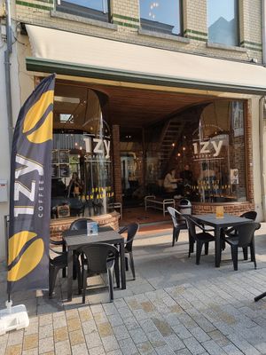 Front and outdoor seating at IzyCoffee in Kortrijk