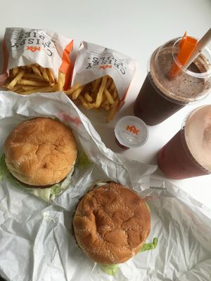 vegan chicken burger and shake - strawberry and chocolate at MAX - Hovedbanegården in Copenhagen