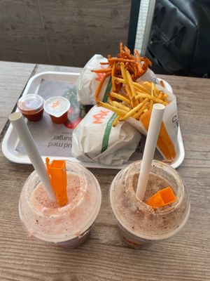 vegan chicken burger and shake - strawberry and chocolate at MAX - Hovedbanegården in Copenhagen