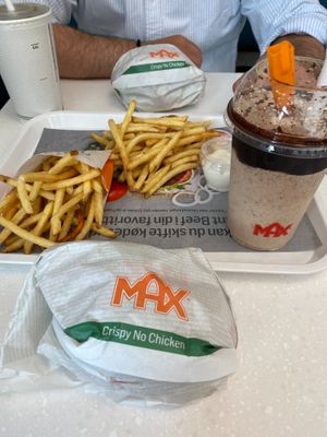 vegan chicken burger and shake - strawberry and chocolate at MAX - Hovedbanegården in Copenhagen