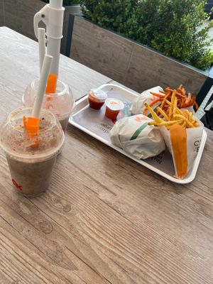 vegan chicken burger and shake - strawberry and chocolate at MAX - Hovedbanegården in Copenhagen