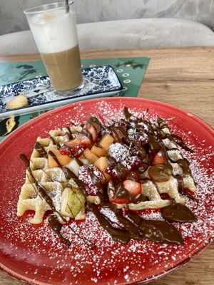 vegane Waffeln & Latte Macchiato mit Haferdrink (Keks allerdings nicht vegan)  at Sunset Cafe in Gerolstein