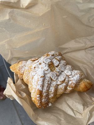 Croissant de almendra   at Miga Vegana in Mexico City