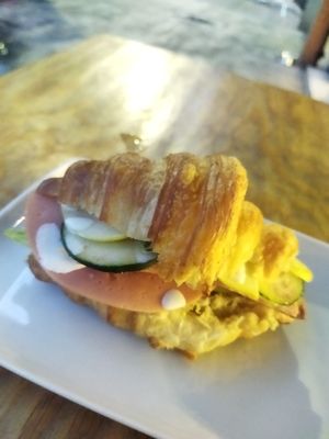 El croissant está muy bueno, todos los ingredientes saben muy bien. Quedé muy satisfecha. at Miga Vegana in Mexico City