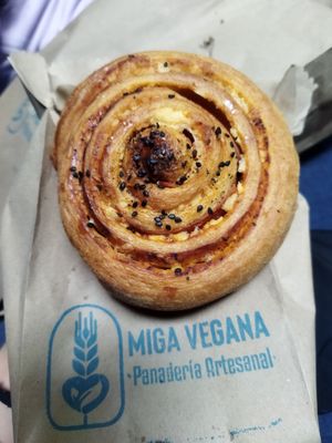 Pizzaroll muy rico, relleno generoso y cada ingrediente delicioso at Miga Vegana in Mexico City