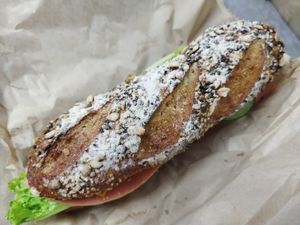 Baguette con jamón, queso, pepino, manzana amarilla, lechuga y veganesa. at Miga Vegana in Mexico City