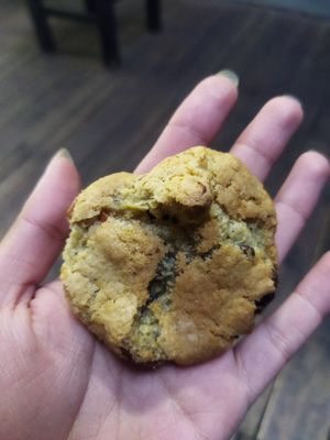 Galleta con relleno de chocolate y pretzel at Miga Vegana in Mexico City