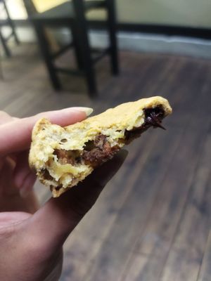 Galleta con relleno de chocolate y pretzel at Miga Vegana in Mexico City