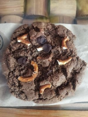 Galletita de chocolate y pretzel. Me supo más a pretzel y saladito pero está rica. at Miga Vegana in Mexico City