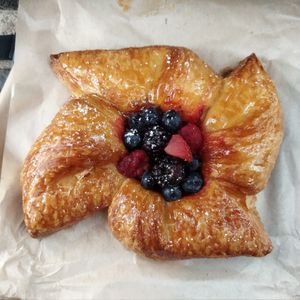 No sé el nombre pero está delicioso y la frutita sabe muy fresca, en verdad es delicioso este pan. at Miga Vegana in Mexico City